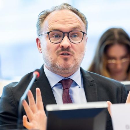 Comisia apără limitarea închirierilor turistice în zonele cu criză de locuințe eurodeputații cer măsuri pentru construcții noi em360