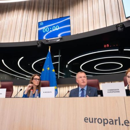 McGrath susține condiționarea fondurilor UE din 2028–2034 de respectarea statului de drept și de realizarea reformelor em360
