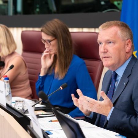 Eurodeputații cer suspendarea unor fonduri UE pentru Slovacia din cauza problemelor privind statul de drept em360