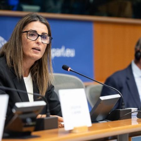 Ombudsmanul cere Parlamentului să oblige Comisia să explice cum își schimbă regulile pentru legislația urgentă em360