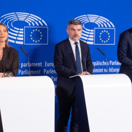 Judecătorul CPI Nicolas Guillou spune că sancțiunile SUA îi blochează plăți în Europa iar eurodeputați cer protecție europeană em360