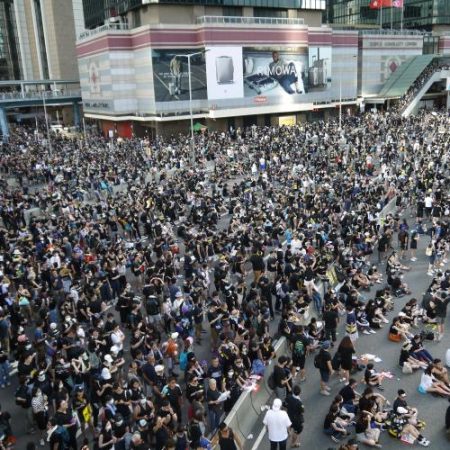 Comisia Europeană și Înaltul Reprezentant constată restrângerea opoziției din Hong Kong și extinderea urmăririi activiștilor în exil em360