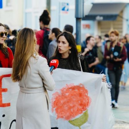 736 de atacuri asupra jurnaliștilor au fost documentate în Europa în prima jumătate din 2026, iar un sfert dintre incidentele din UE au implicat actori politici em360
