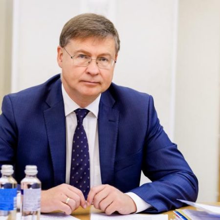 Comisarul Dombrovskis se așteaptă la noi membri ai UE până în 2030 și cere ca discuțiile despre tratate să nu amâne extinderea em360