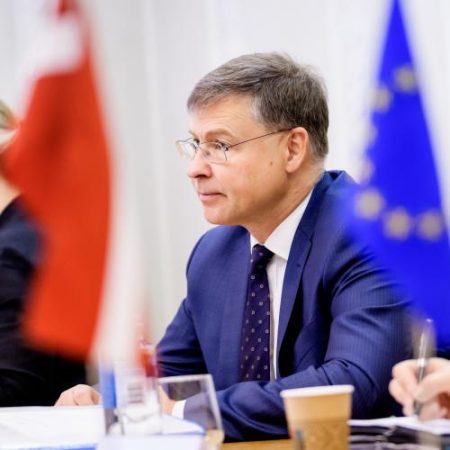 Dombrovskis spune că economiile anuale de 15 miliarde de euro din simplificare depind de legislația finală em360
