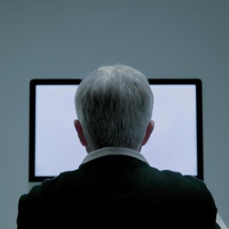 Comisia începe aplicarea AI Act față de peste 30 de companii și discută riscurile cibernetice cu OpenAI și Anthropic em360