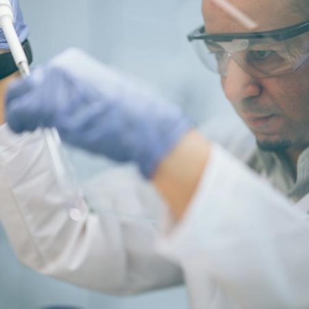 Proiectul european privind biotehnologia ar impune controale asupra vânzărilor de ADN sintetic pentru prevenirea armelor biologice em360