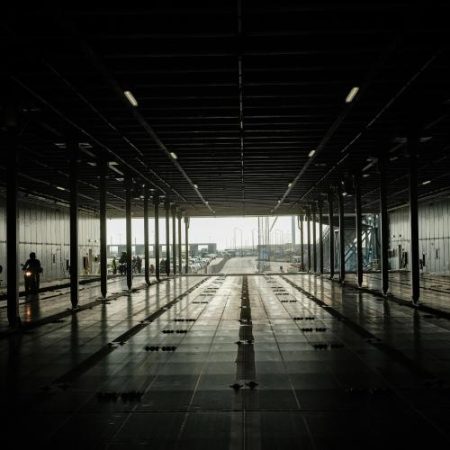Accesul la avocat și contestarea detenției rămân dificile pentru solicitanții de azil în Europa arată ECRE em360