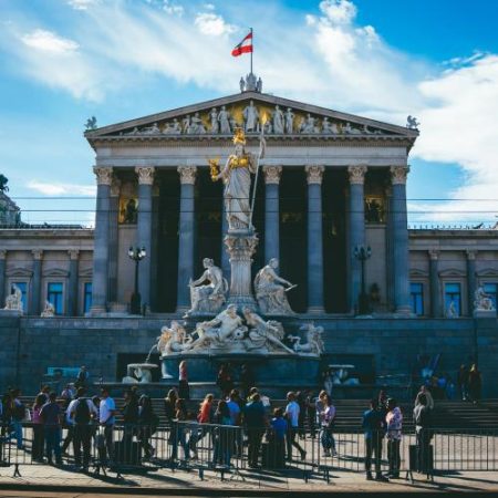 Concedierea scurtă urmată de reangajare lasă pierderi de venit ani întregi arată date din Austria em360