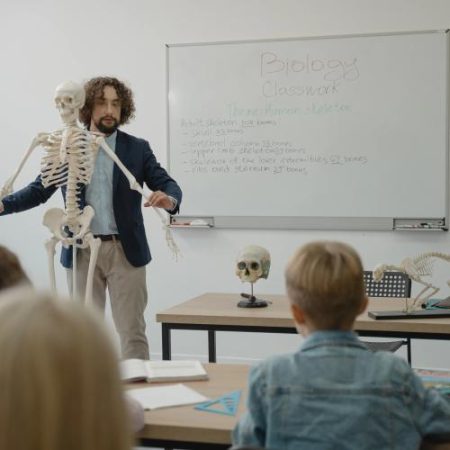 Deficitul de profesori din UE nu se rezolvă prin recrutare dacă școlile nu reușesc să îi păstreze em360