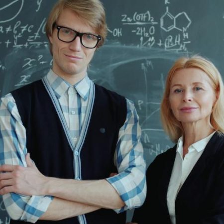 Profesorii din UE încep cariera la 58% din venitul altor lucrători cu studii similare em360