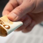 BCE menține dobânda de depozit la 2,50% și avertizează că energia mai scumpă amenință prețurile și creșterea economică