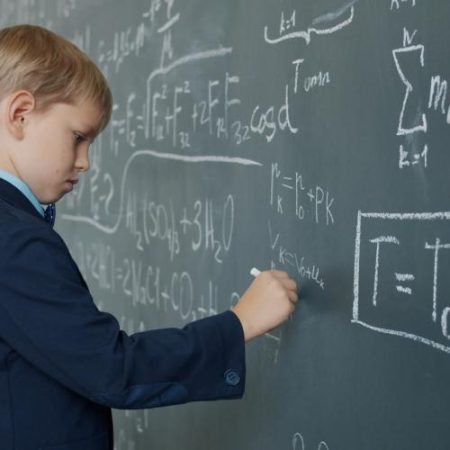 O treime dintre elevii de 15 ani din UE au rezultate slabe la matematică, arată PISA 2025 em360