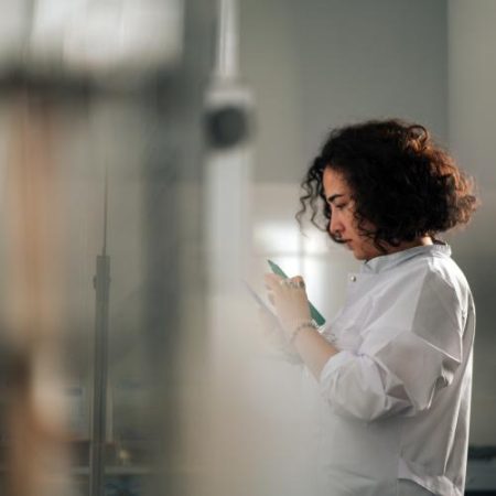 EMA pregătește schimbări pentru ca femeile să fie mai bine reprezentate în dezvoltarea medicamentelor em360