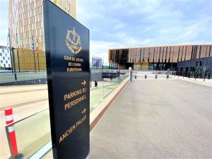 CJUE constată că Ungaria și Cehia au încălcat dreptul la avocat prin reguli care permiteau în mod general audierea suspecților fără apărător
