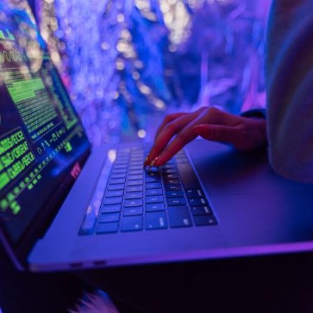 România participă la operațiunea care a oprit infrastructura KillSec după circa 1.000 de atacuri suspectate em360