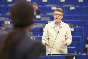 Violențele din Franța, Italia și Belgia divizează Parlamentul European. Ștefănuță apără dreptul elevilor de a protesta
