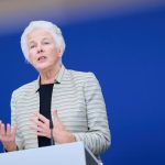 Experții conduși de Catherine Day propun un responsabil AI pentru Comisia Europeană și publicarea mai multor informații din oficiu