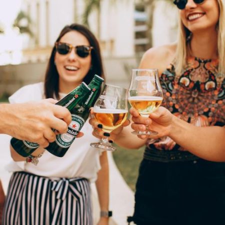 Aproape jumătate dintre europeni consumă alcool cel puțin o dată pe lună em360