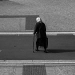 Aproape un sfert dintre persoanele expuse riscului de sărăcie în UE declară dificultăți de mers