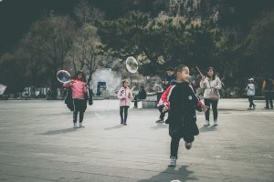 Comisia Europeană și Comitetul Regiunilor invită aleșii locali și regionali să semneze un angajament pentru generațiile viitoare